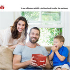 Eine Familie auf dem Sofa, der Vater hält die rote Hesler-Geschenkverpackung des Solar-Einfahrtsalarms in den Händen.