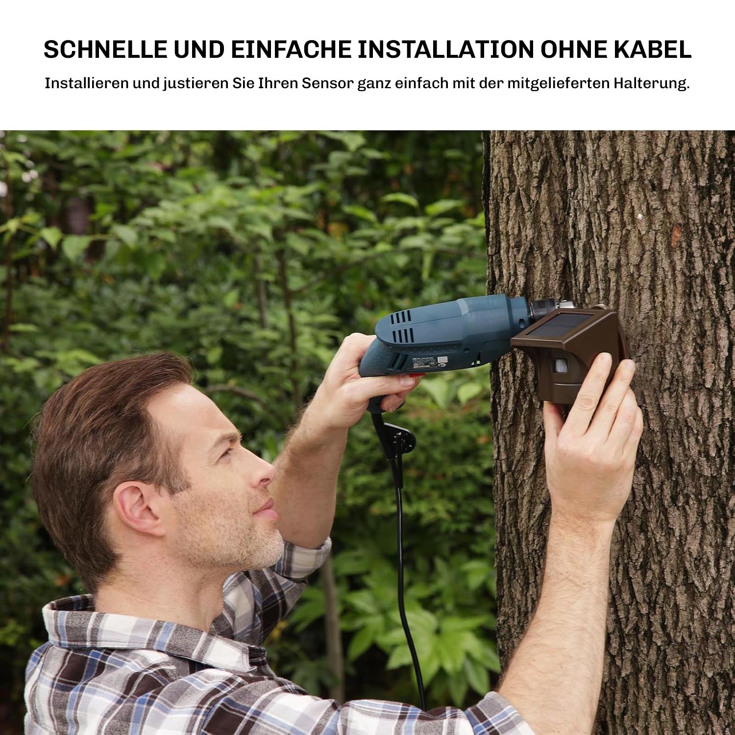 Montage des Sensors an einem Baumstamm mit einem Akkuschrauber, ohne Kabelverlegung.