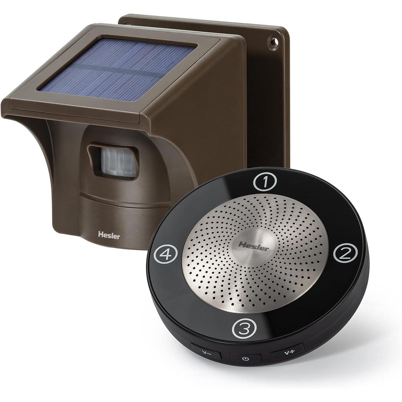 Freigestellte Darstellung von Solarsensor und Empfänger mit Hesler-Logo vor weißem Hintergrund.