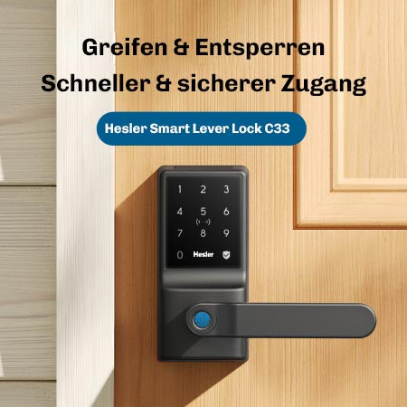 Hesler Smart Lever Lock C33 an Holztür montiert, mit Zahlenfeld und Fingerabdrucksensor am Türgriff.