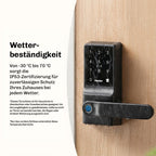 Hesler Smart Lever Lock an einer Holztür bei Regen, IP53-zertifiziert für zuverlässigen Schutz von -30 bis 70 Grad Celsius.