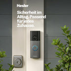 HESLER Videotürklingel an einer Haustür montiert, davor ein Türschloss, mit dem Hinweis auf Sicherheit für jedes Zuhause.