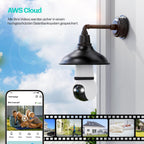 Hesler-Kamera an der Hauswand neben Smartphone-App mit Videovorschau und Filmstreifen gespeicherter Aufnahmen
